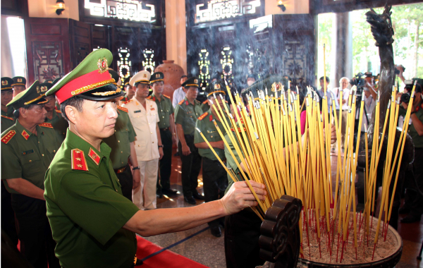 Lãnh đạo Đảng, Nhà nước dâng hương tưởng Chủ tịch Hội đồng Bộ trưởng Phạm Hùng -1