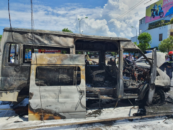 Đang thay lốp, xe ô tô 16 chỗ ngồi bất ngờ bốc cháy -0