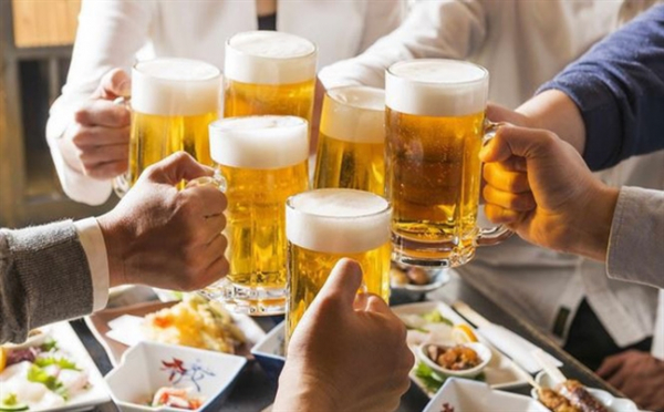 Nghiêm cấm người lao động uống rượu bia trước, trong giờ làm việc -0