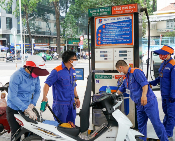 Xăng E5RON92 tăng 882 đồng/lít -0