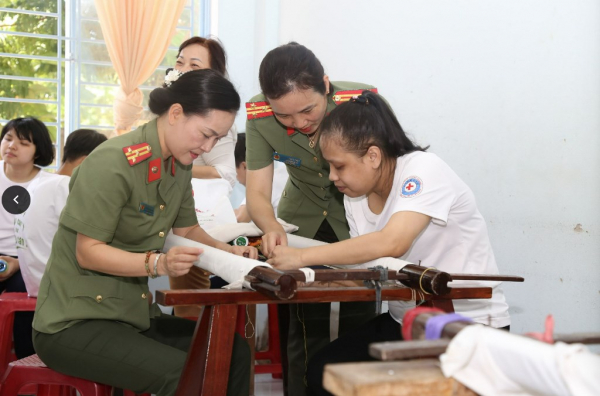 Khám, phát thuốc miễn phí và trao quà hỗ trợ khó khăn cho người lao động khuyết tật tại Đà Nẵng -0