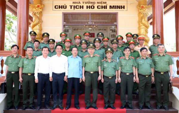 Minister To Lam works with Vinh Long police -0