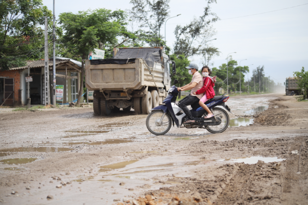 Chủ tịch tỉnh Quảng Ngãi chỉ đạo đầu tư khẩn cấp tuyến đường bị xe tải “băm nát” -0