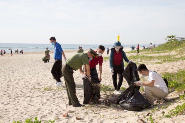 Police officers join hand in cleaning Da Nang beach -0