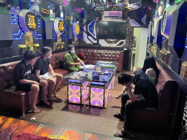 12 nam, nữ thanh niên “phê” ma túy trong phòng vip quán karaoke -0