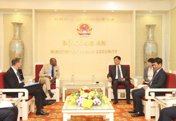 Deputy Minister Nguyen Duy Ngoc receives US Assistant Secretary of State  -0