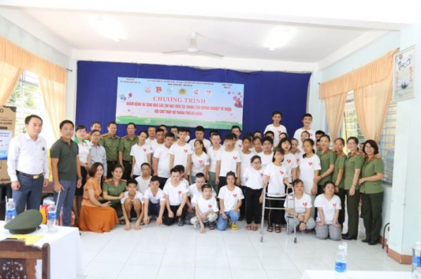Charitable mission of police presents gifts to disabled people in Da Nang -0