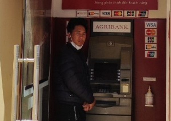 Dùng dao khống chế nạn nhân, cướp tiền ngay trụ ATM -0