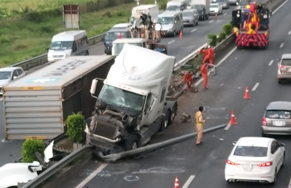 Lật xe đầu kéo, rơi container trên cao tốc TP Hồ Chí Minh-Trung Lương -0