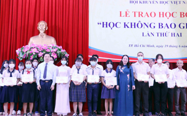 Phó Chủ tịch nước Võ Thị Ánh Xuân dự lễ trao học bổng “Học không bao giờ cùng” -0
