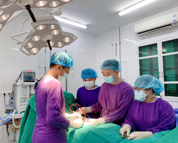 Vì sao bé trai 10 tháng tuổi phải cắt tinh hoàn