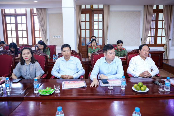 Bộ trưởng Bộ Thông tin và Truyền thông Nguyễn Mạnh Hùng thăm, chúc mừng Báo CAND -1