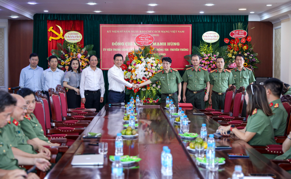 Bộ trưởng Bộ Thông tin và Truyền thông Nguyễn Mạnh Hùng thăm, chúc mừng Báo CAND -0