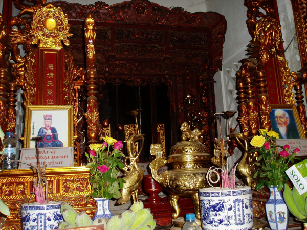 8-khám thờ hai vị danh y trong y miếu.jpg -0