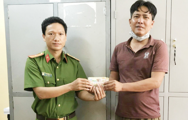 Công an xã giúp dân trả lại tài sản cho người đánh rơi -0