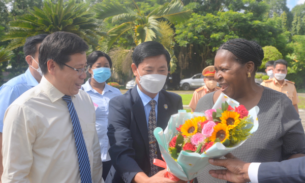 chủ tịch quốc hội cộng hoà mozambique thăm viện lúa đbscl.jpg -0