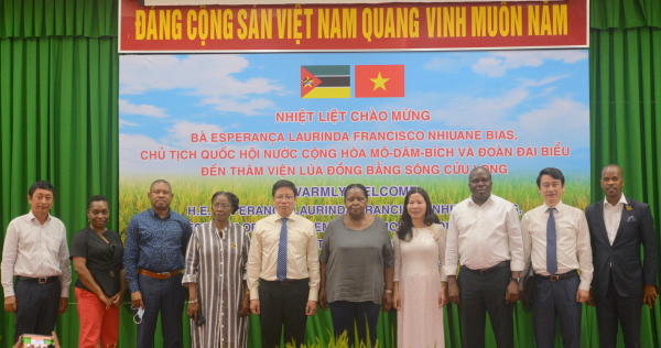 đoàn chụp ảnh lưu niệm tại viện lúa đbscl.jpg -0