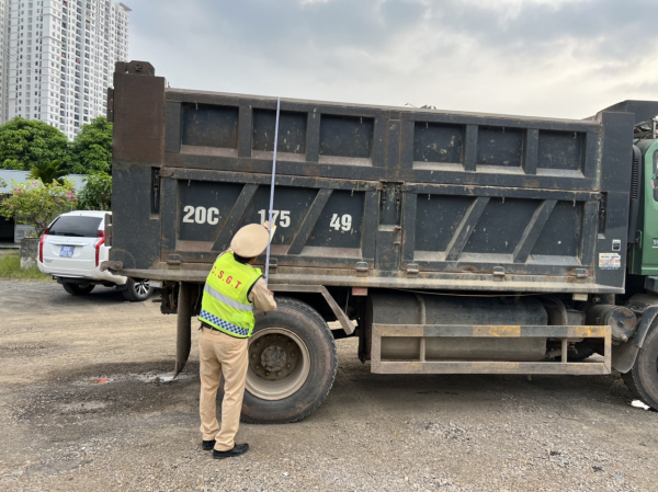 Loạt xe tải cơi nới thành thùng cao cả mét bị cắt gọt trên cao tốc Hà Nội – Thái Nguyên -1