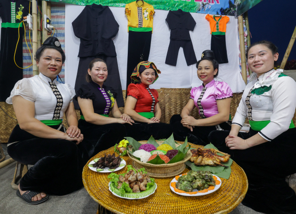 Lễ hội ẩm thực tại Festival Huế 2022 thu hút hàng nghìn du khách -1