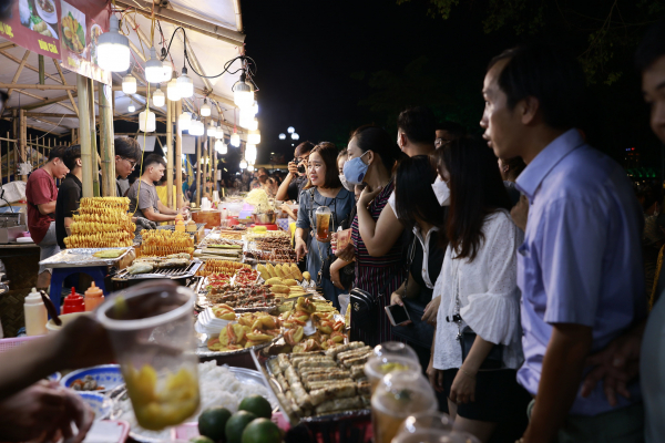 Lễ hội ẩm thực tại Festival Huế 2022 thu hút hàng nghìn du khách -0
