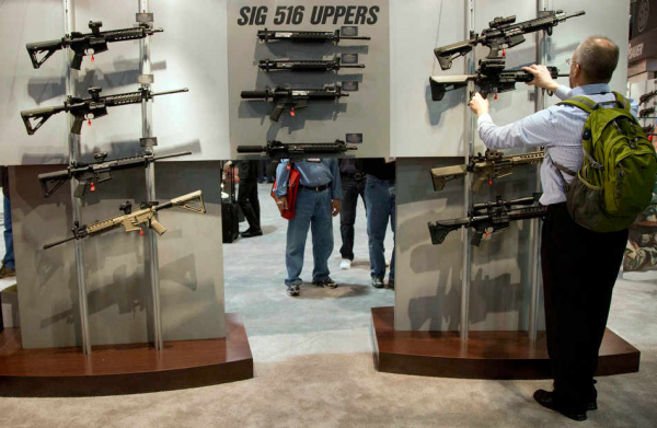 Công nghiệp súng đạn Mỹ và kẽ hở hiến pháp -0