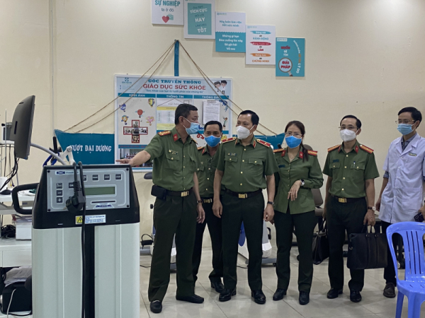 Deputy Minister Le Van Tuyen works with staff of Public Security Hospital 199 -0