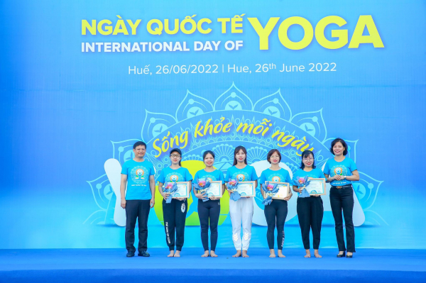 Đồng diễn Yoga tại Nghênh Lương Đình, TP Huế  -0