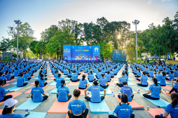 Đồng diễn Yoga tại Nghênh Lương Đình, TP Huế  -0