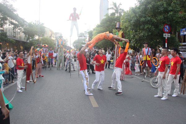 Rực rỡ sắc màu lễ hội đường phố Festival Huế 2022 -1
