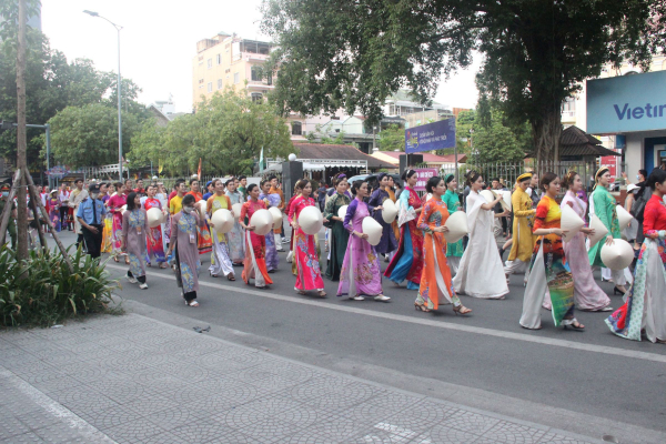 Rực rỡ sắc màu lễ hội đường phố Festival Huế 2022 -4