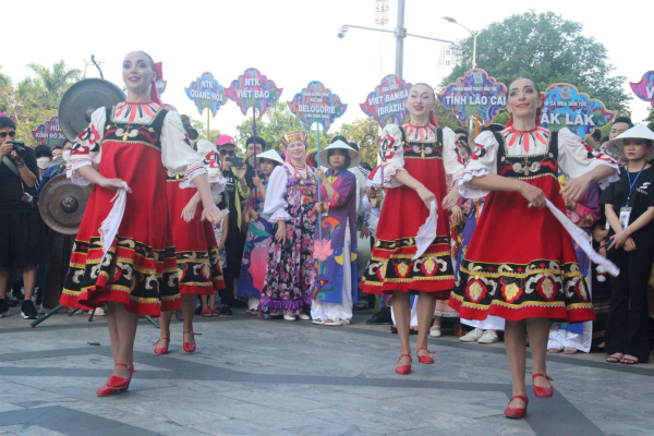 Rực rỡ sắc màu lễ hội đường phố Festival Huế 2022 -8