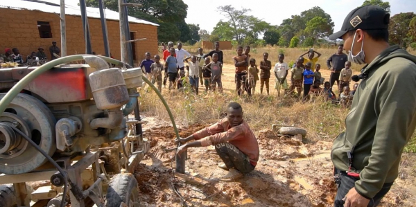 Hoa hậu Thùy Tiên xây giếng nước sạch tặng người dân Angola -0