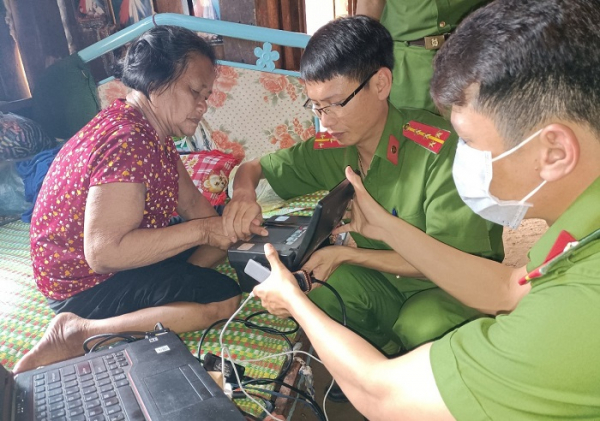 Công an huyện Bảo Lâm trao 700 phần quà cho bà con nghèo -0