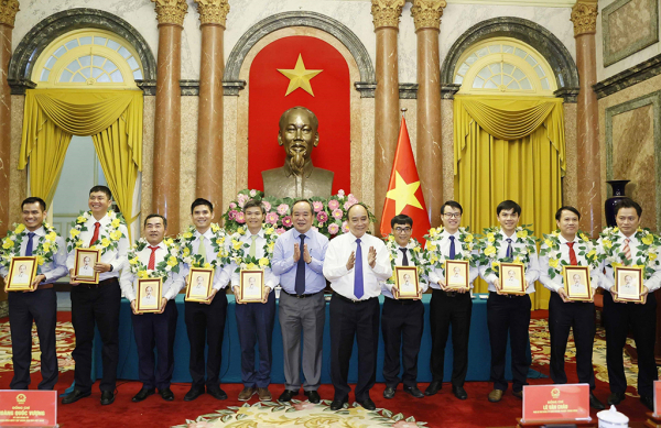 vna_potal_chu_tich_nuoc_nguyen_xuan_phuc_gap_mat_can_bo_cong_nhan_lao_dong_nganh_dau_khi_6188502.jpg -0