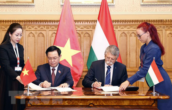 Chủ tịch Quốc hội ký Thỏa thuận hợp tác mới giữa QH Việt Nam-Hungary -0