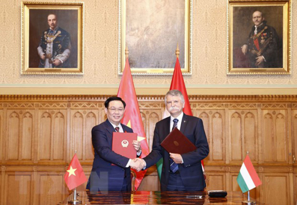Chủ tịch Quốc hội ký Thỏa thuận hợp tác mới giữa QH Việt Nam-Hungary -0