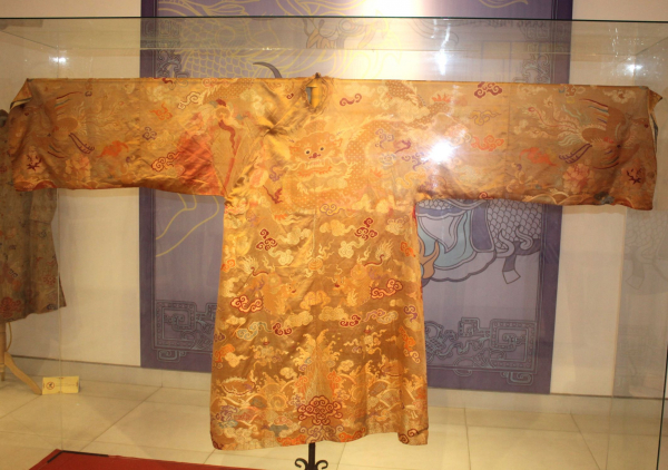 Lễ phục của Hoàng Thái hậu và áo quan nhất phẩm triều Nguyễn lần đầu ra mắt công chúng -1