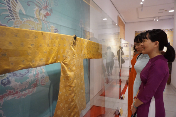Lễ phục của Hoàng Thái hậu và áo quan nhất phẩm triều Nguyễn lần đầu ra mắt công chúng -0