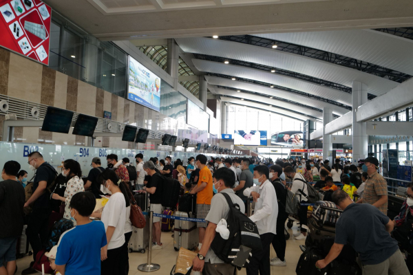 Sân bay Nội Bài quá tải mùa du lịch -0