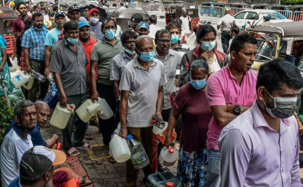 Người dân Sri Lanka chật vật vì xăng, lo ngại khủng hoảng 