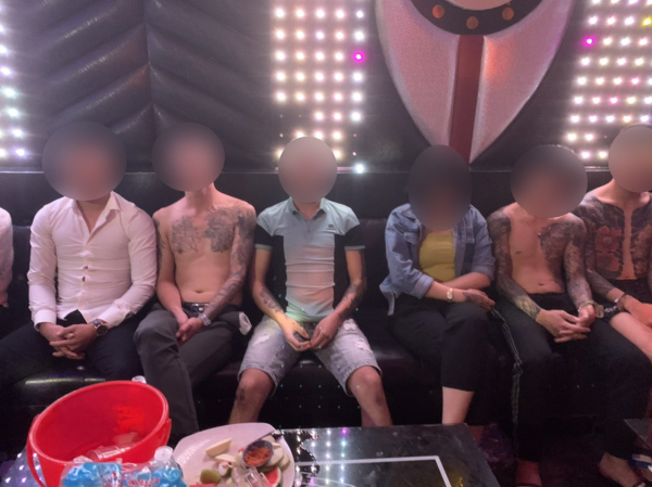 18 nam thanh nữ tú mở tiệc ma túy mừng sinh nhật trong quán karaoke -0