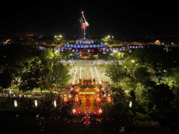 Sông Hương rực sáng với 20.000 ngọn hoa đăng -0