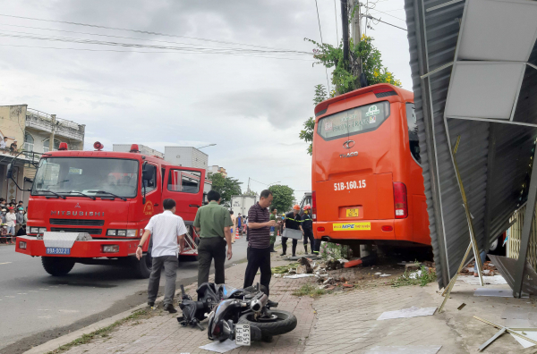 Xe khách lao vào quán cà phê, khiến 5 người thương vong -0