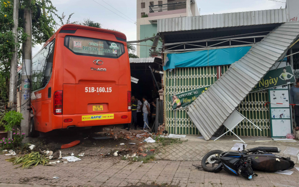 Xe khách lao vào quán cà phê, khiến 5 người thương vong -1