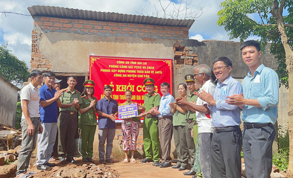 Công an tỉnh Gia Lai xây dựng nhà tình thương cho hộ nghèo -0