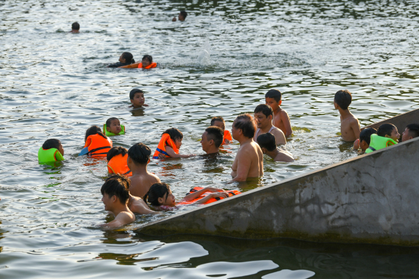 Hồ bơi miễn phí từ cải tạo ao làng bị ô nhiễm -0
