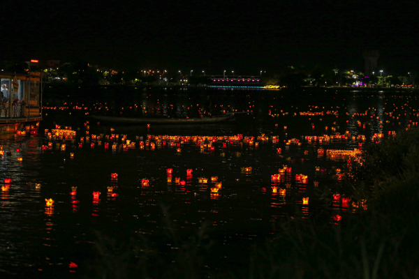 Sông Hương rực sáng với 20.000 ngọn hoa đăng -0