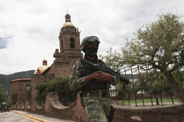 cảnh sát mexico tuần tra bên ngoài nhà thờ nơi xảy ra vụ giết người.jpeg -0