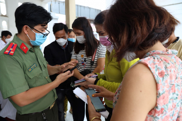 Hàng trăm người dân Tây Ninh chen chúc làm hộ chiếu mẫu mới -0