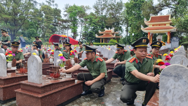 Cục Pháp chế và cải cách hành chính, tư pháp về nguồn tại Quảng Trị -1